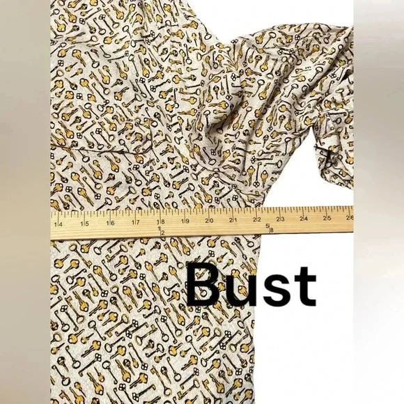 Gold key Print Button-Up Blouse
BIN #14 - Picture 8 of 8